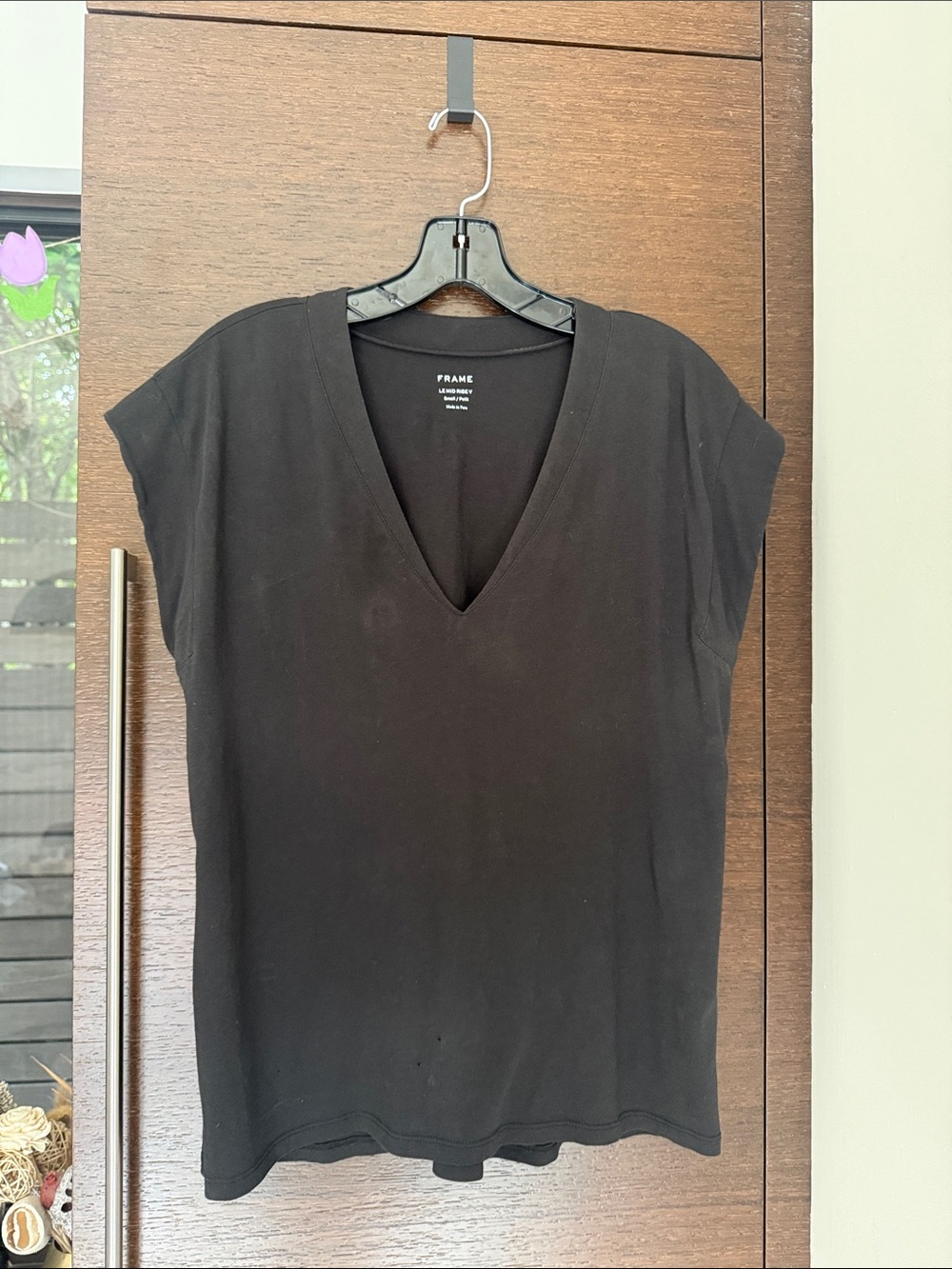 Frame Black LE Mid Rise V-Neck Cap Sleeve Tee